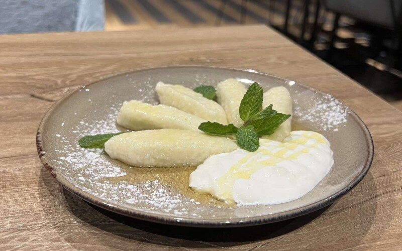 Вареники ленивые со сметаной и медом