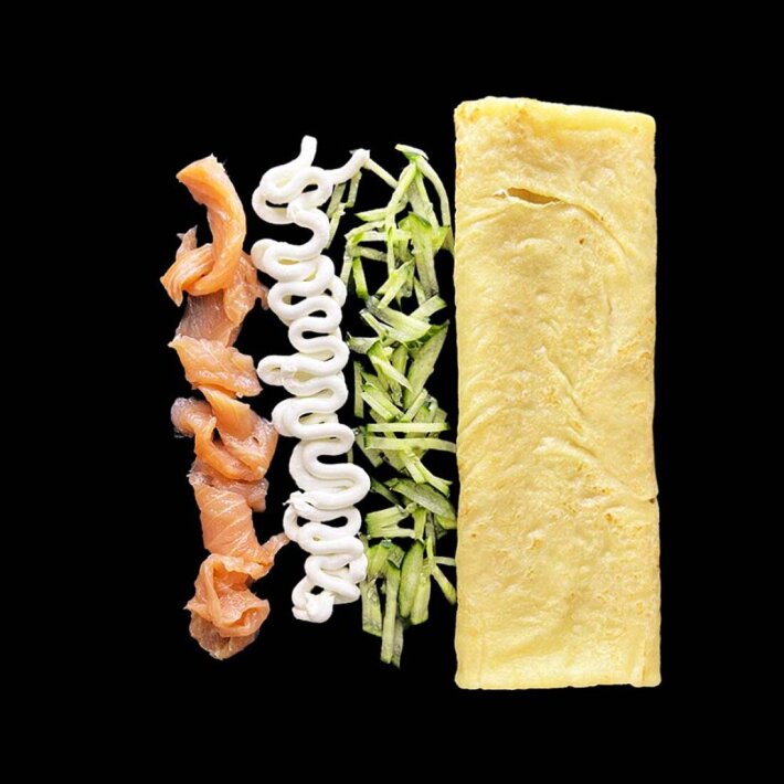 Блин с красной рыбой и огурцом