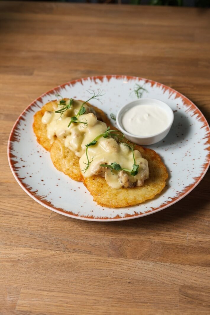 Драники с грибами и курицей под сыром