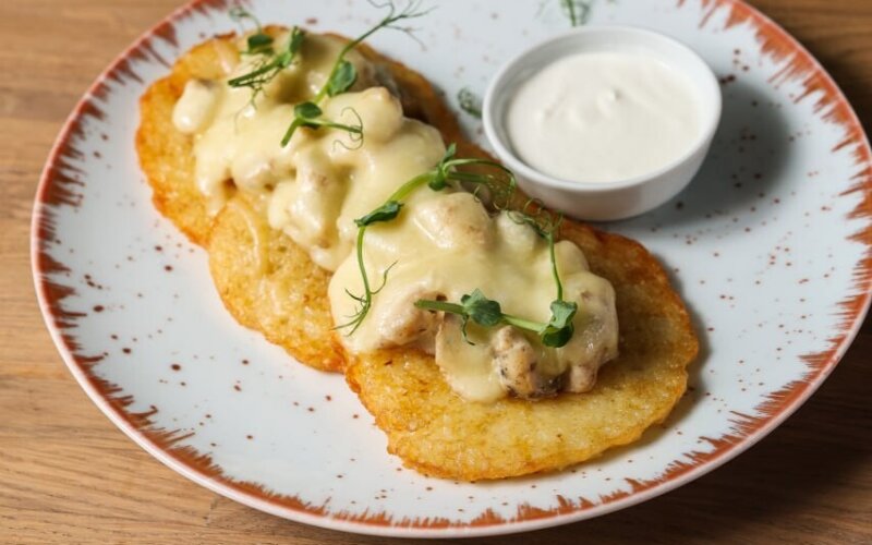 Драники с грибами и курицей под сыром