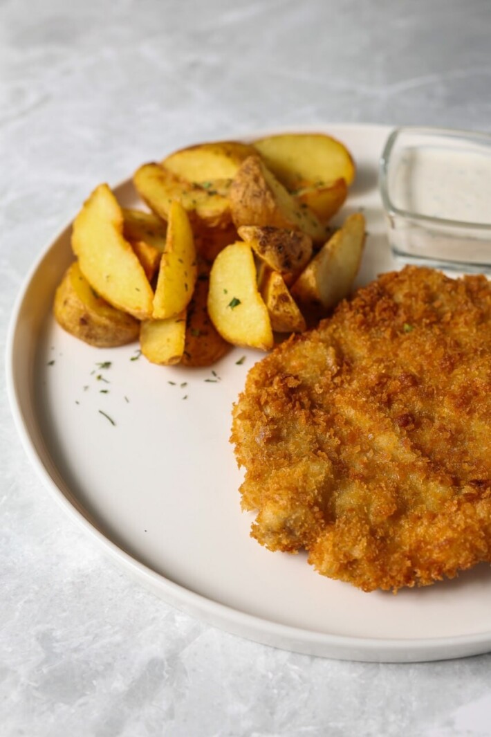 Шницель «Венский» с картофельными дольками и соусом «Айоли»