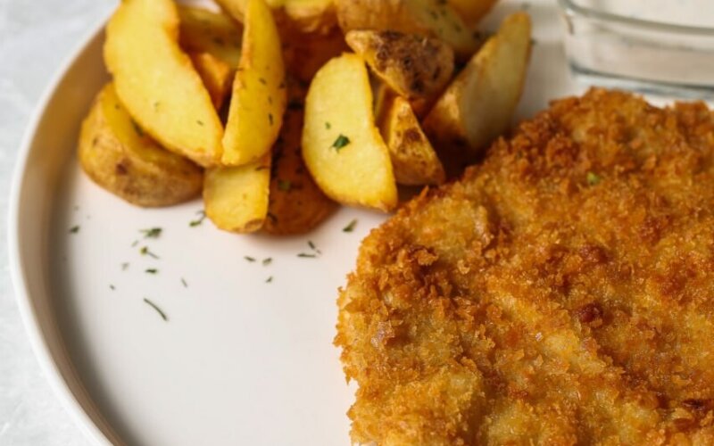 Шницель «Венский» с картофельными дольками и соусом «Айоли»