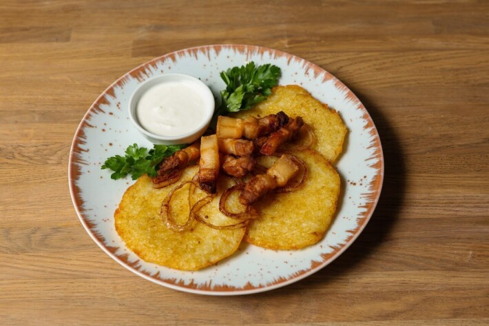 Драники со шкварками и сметаной