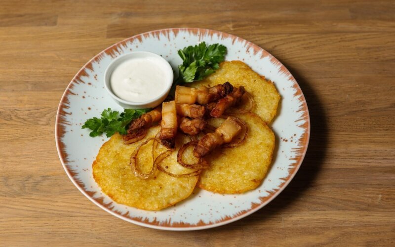 Драники со шкварками и сметаной