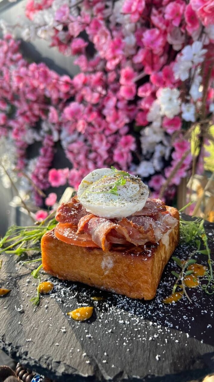 Бриошь с беконом и яйцом