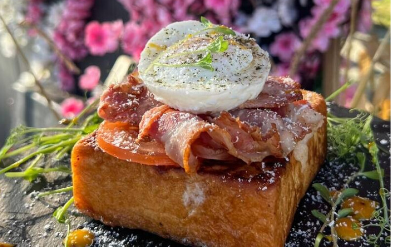 Бриошь с беконом и яйцом