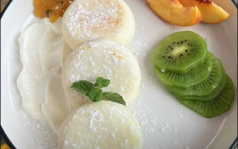 Сырники с фруктами