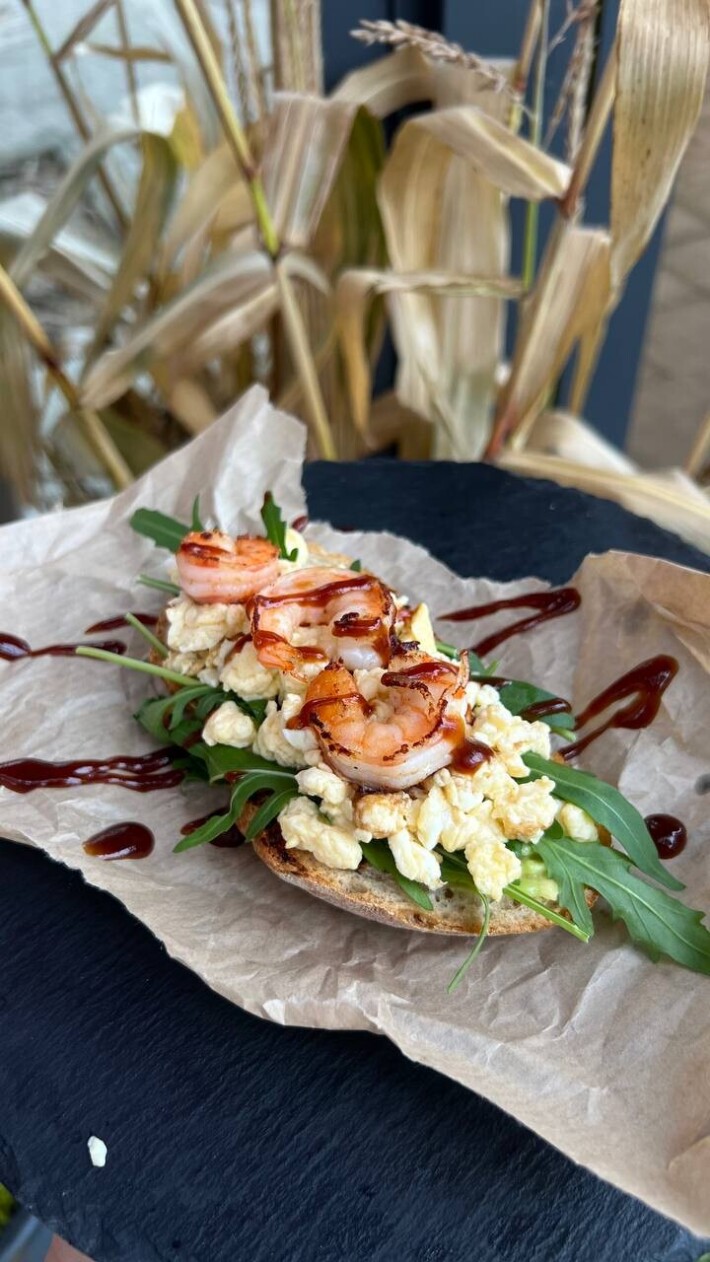 Тост с креветками и авокадо