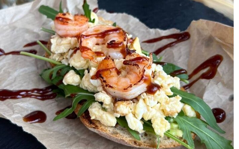 Тост с креветками и авокадо