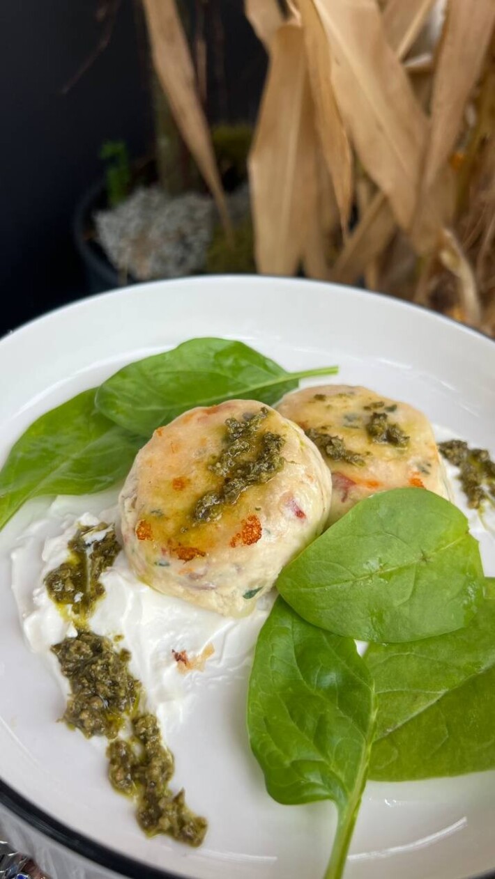 Сырники с вялеными томатами и шпинатом