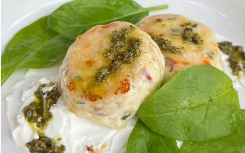 Сырники с вялеными томатами и шпинатом