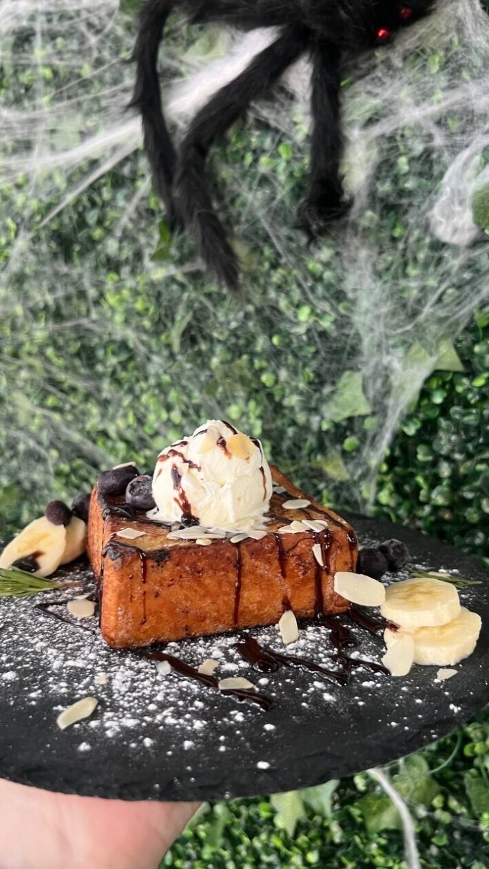 Бриошь с мороженым и шоколадным топпингом