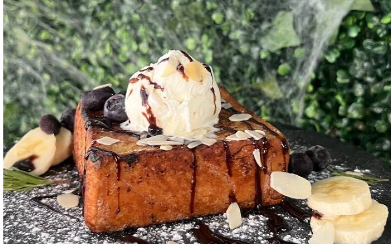 Бриошь с мороженым и шоколадным топпингом
