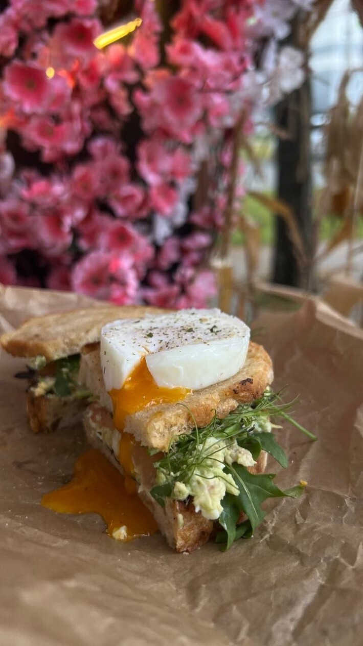 Тост с тунцом и помидорами