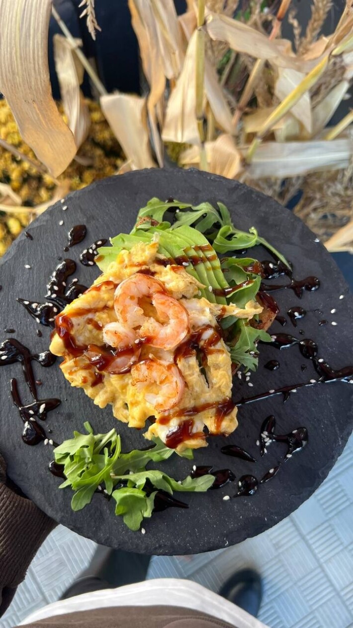 Бриошь с креветкой и авокадо