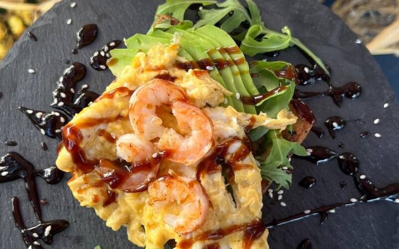 Бриошь с креветкой и авокадо