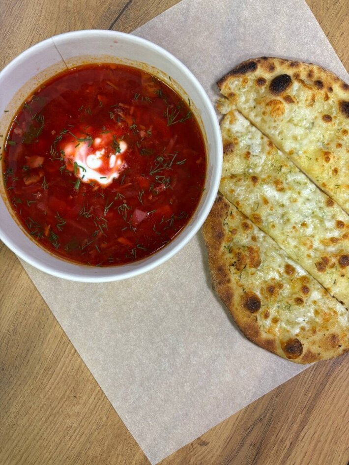 Борщ домашний с чесночным хлебом