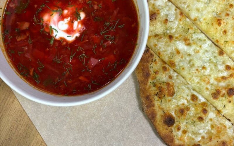 Борщ домашний с чесночным хлебом