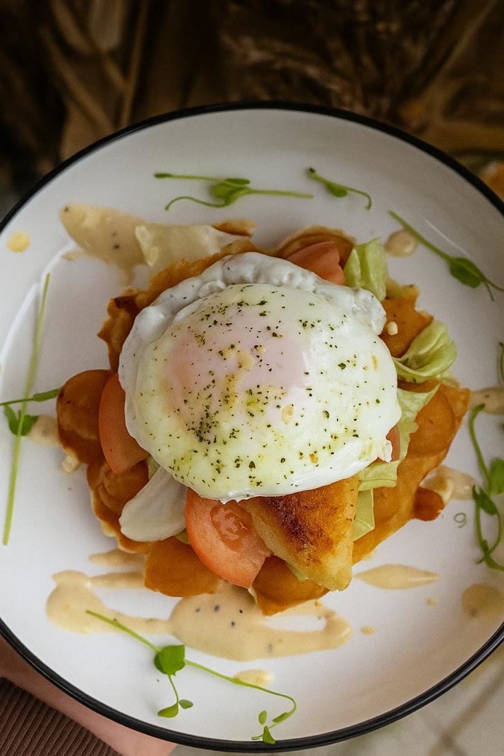 Вафля «Гонконгская» с курицей и яйцом пашот