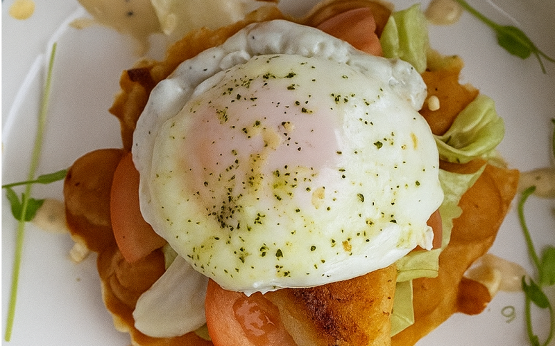 Вафля «Гонконгская» с курицей и яйцом пашот