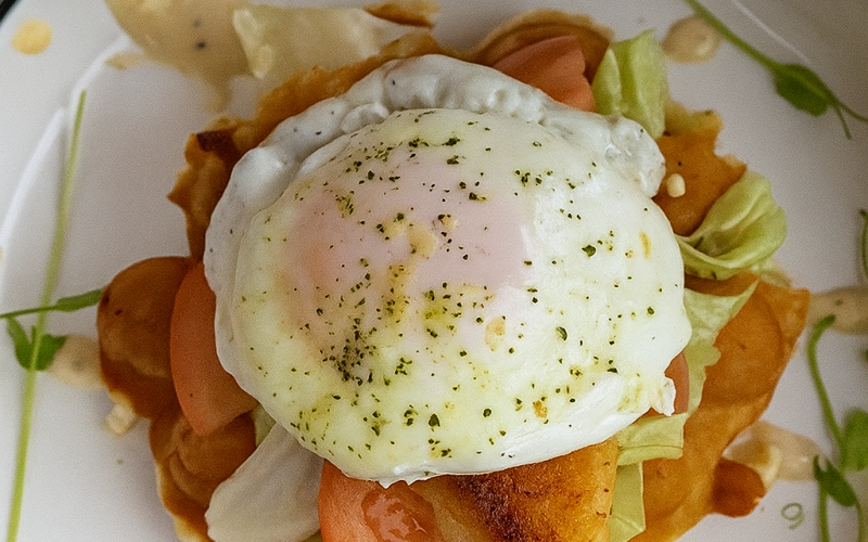 Вафля «Гонконгская» с курицей и яйцом пашот