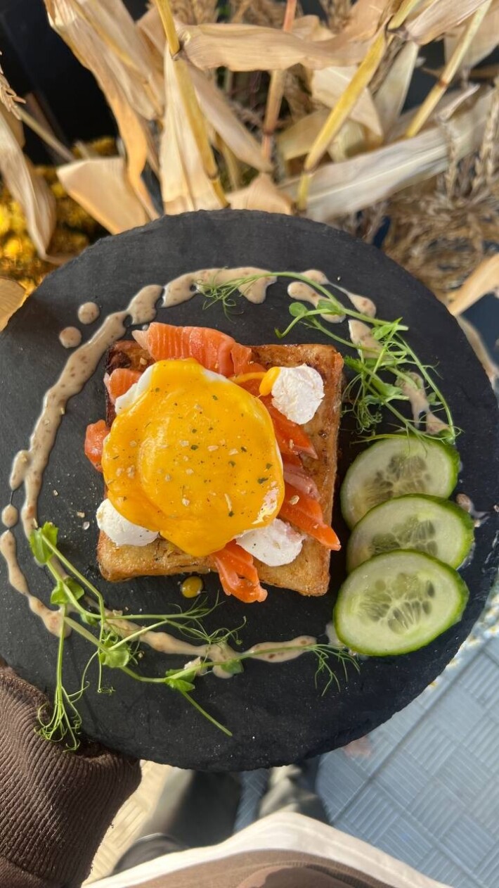 Бриошь с форелью и кремчиз