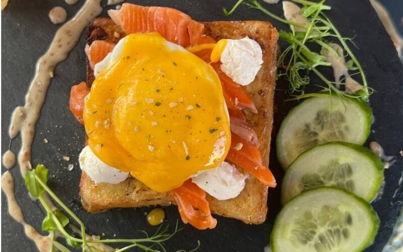 Бриошь с форелью и кремчиз