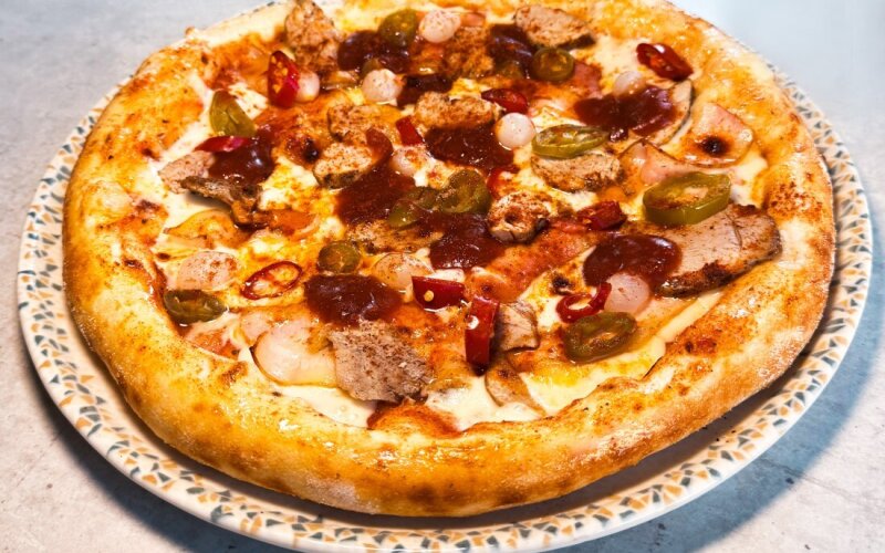 Острая с беконом и свининой