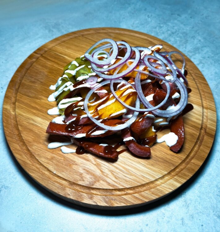 Колбаски с картофельными дольками