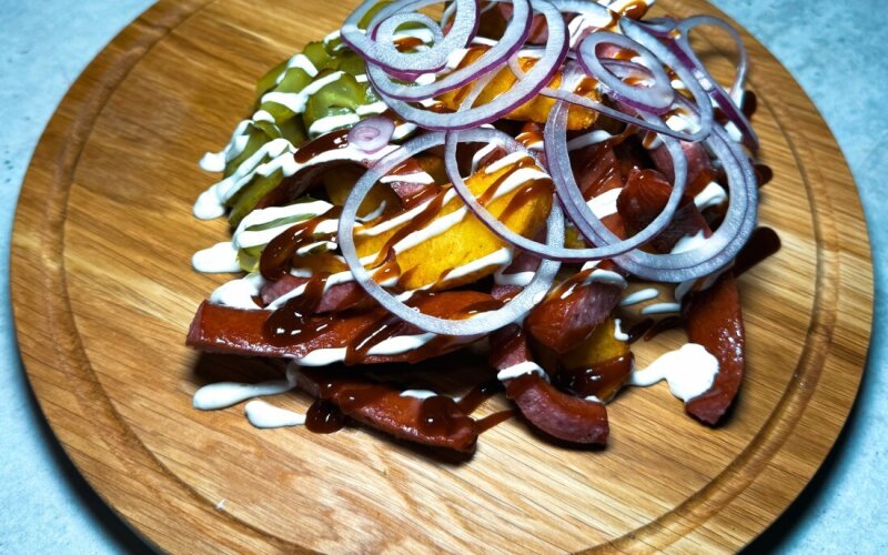 Колбаски с картофельными дольками