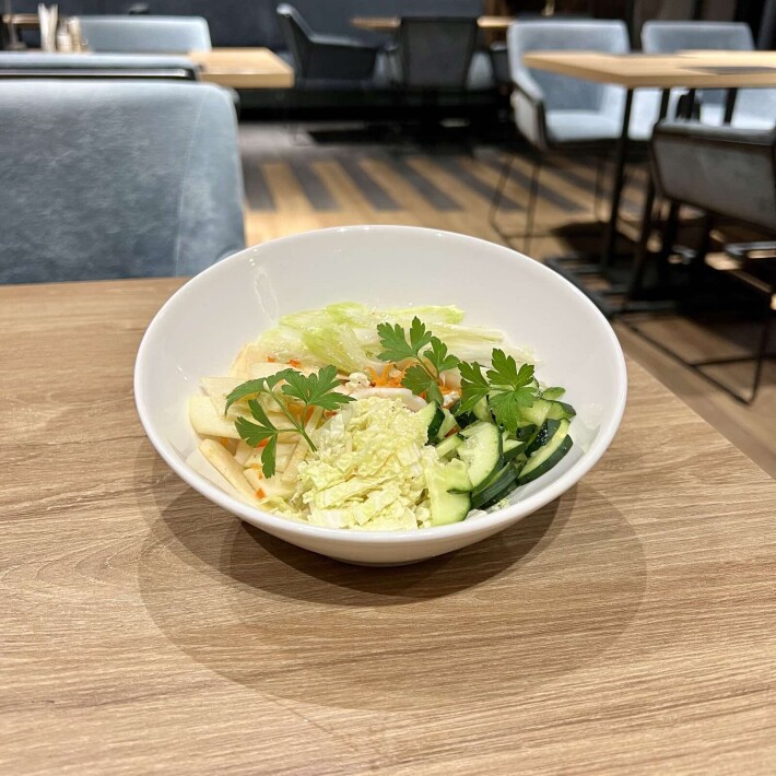 Салат с брынзой, тыквой и фасолью