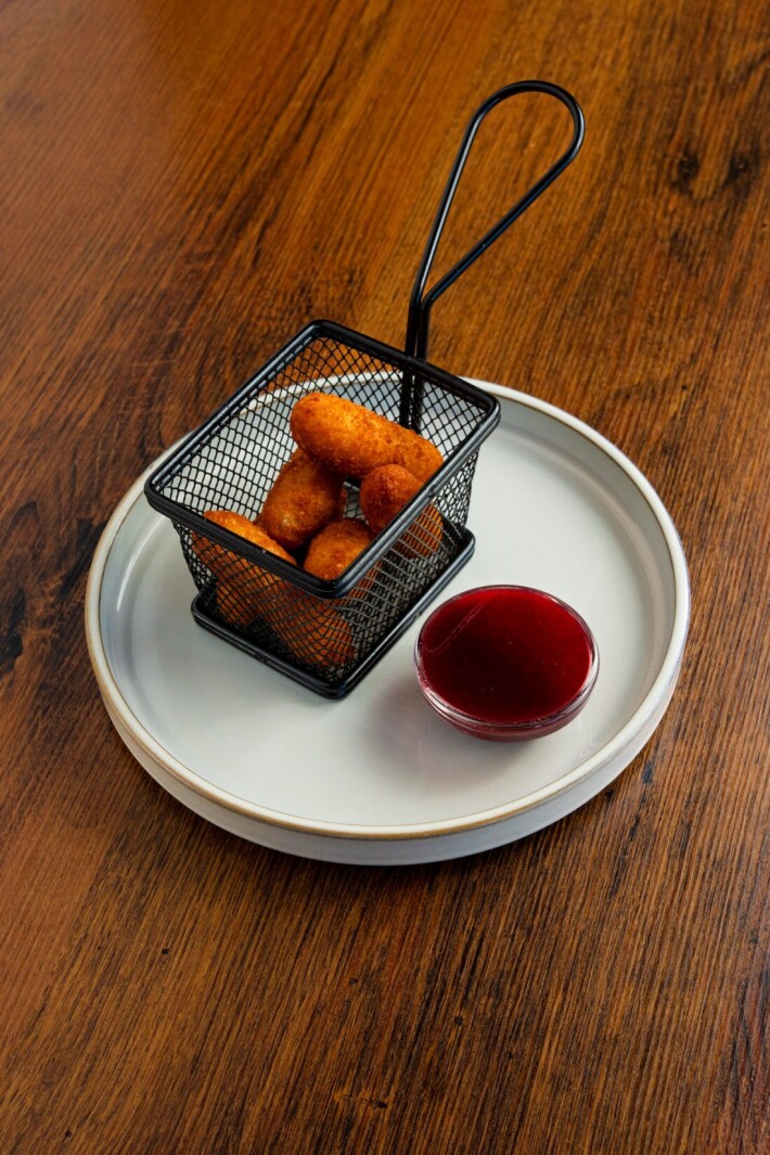 Сырные палочки с соусом