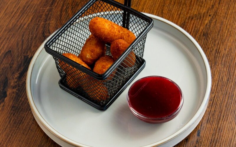 Сырные палочки с соусом