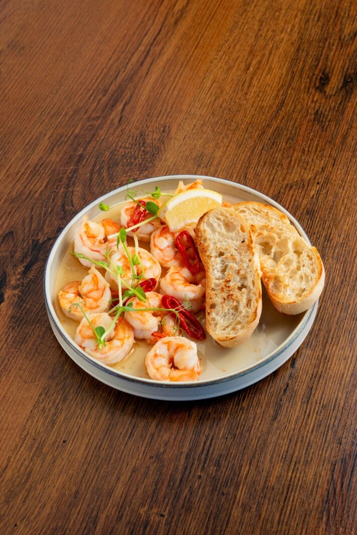 Жареные креветки в пряном масле