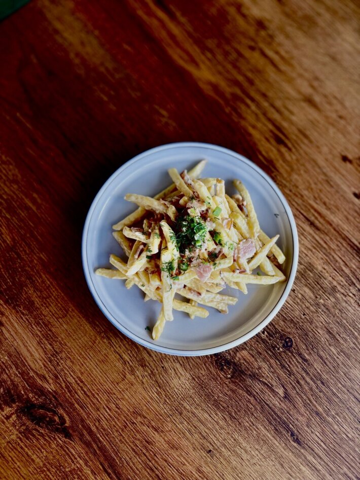 Картофель фри с соусом и беконом