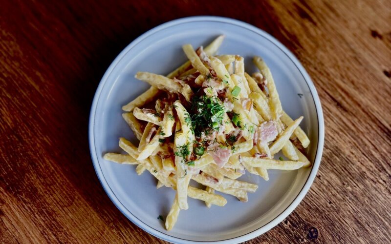 Картофель фри с соусом и беконом