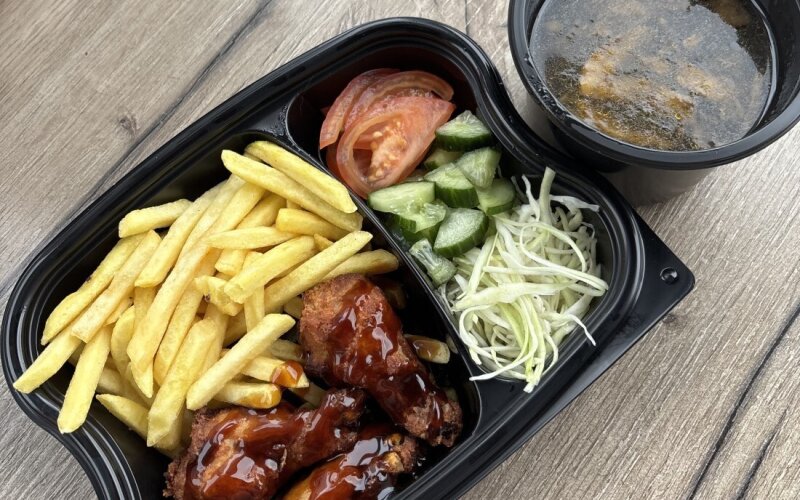 Комбо дня. Суп, фри, крылья терияки, салат с овощами.