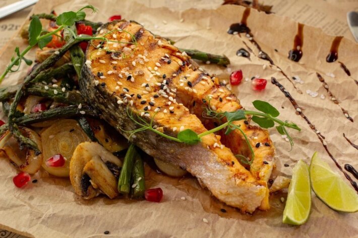 Стейк из красной рыбы с овощами гриль