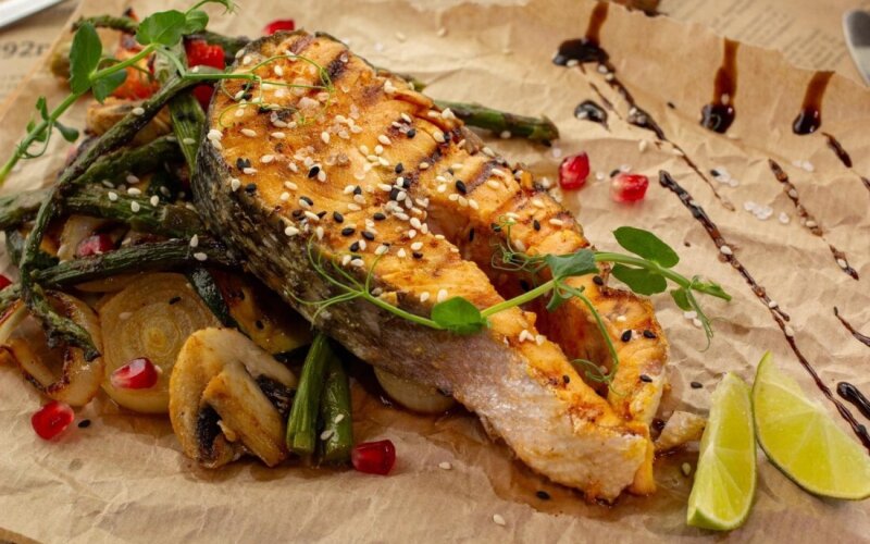 Стейк из красной рыбы с овощами гриль