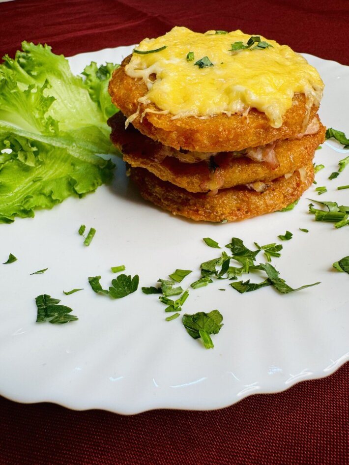 Драники с ветчиной, сыром и грибами