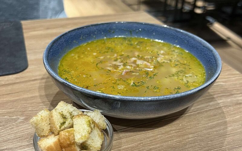 Суп гороховый с грудинкой и гренками