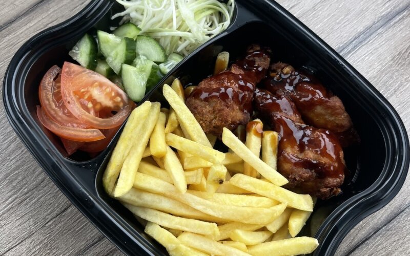 Комбо дня. Фри, крылья терияки, салат с овощами.