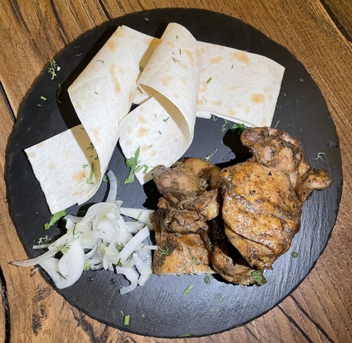 Куриный шашлык с лавашом, маринованным луком и зеленью