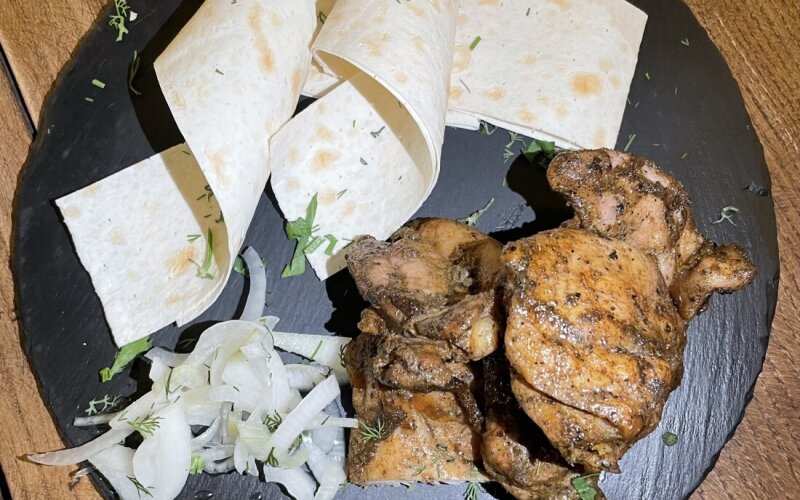Куриный шашлык с лавашом, маринованным луком и зеленью