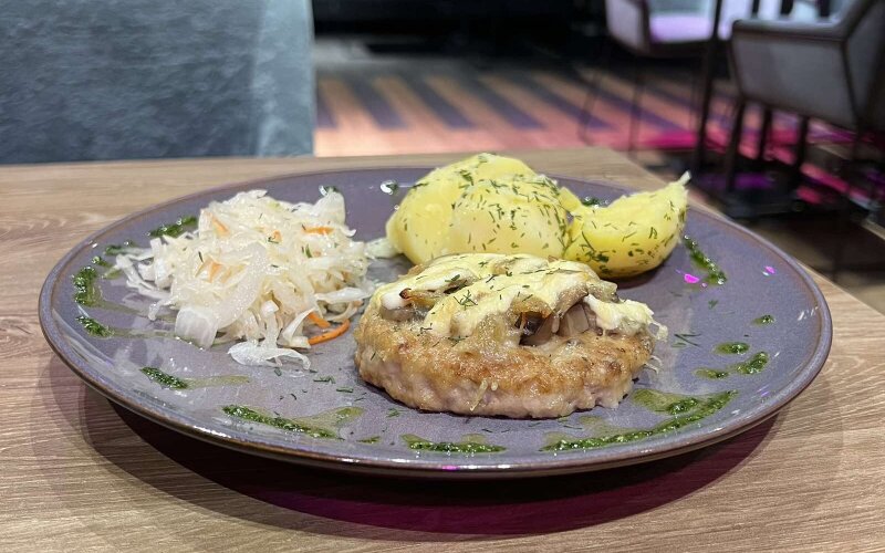 Котлетка, запеченная с грибами