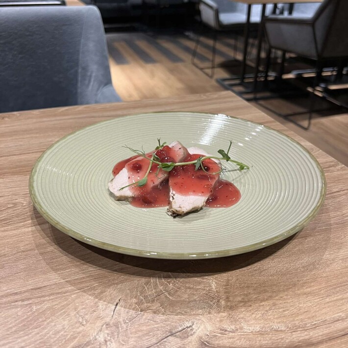 Индейка су-вид с клюквенным соусом и цветной капустой