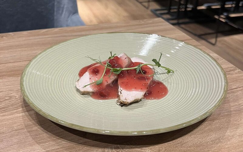 Индейка су-вид с клюквенным соусом и цветной капустой