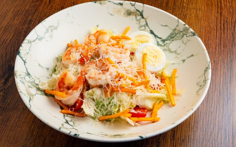 Салат  «Цезарь» с куриным бедром