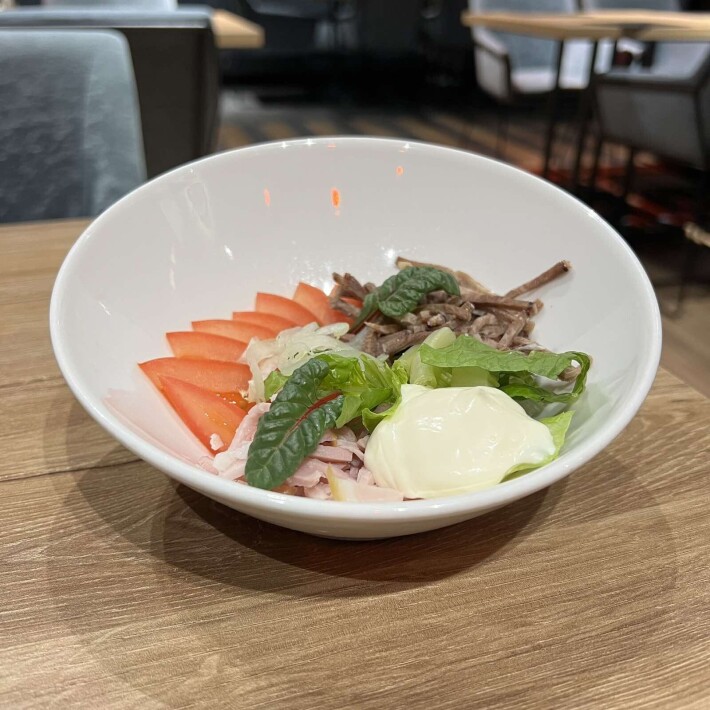 Салат из овощей с языком и ветчиной