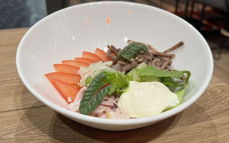 Салат из овощей с языком и ветчиной